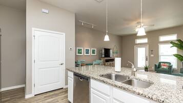 Jääkaappi, mikroaaltouuni, uuni, liesi