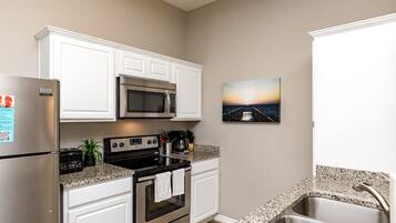 Refrigerador, microondas, horno, placa de cocina