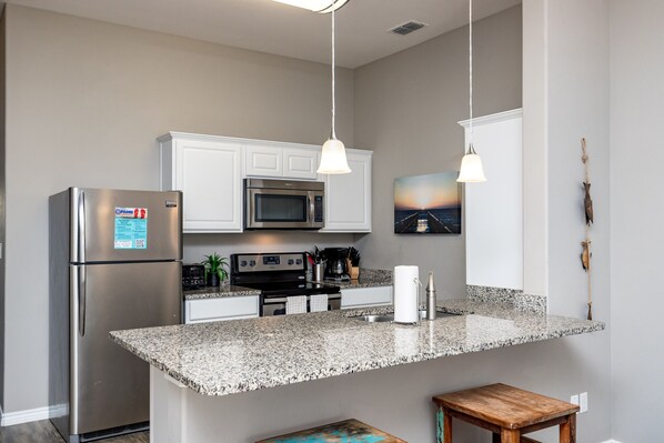 Réfrigérateur, four à micro-ondes, un four, surface de cuisson