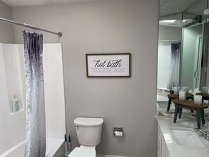 Ensemble douche/baignoire, sĂšche-cheveux, serviettes fournies, savon
