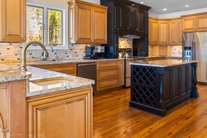 Fridge, microwave, oven, stovetop - Waterfront Views & Boat Slip, Blackwell Point #A (Oriental)