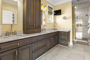 Combined shower/bathtub, towels