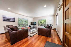 TV, videogiochi, lettore DVD, libri