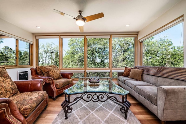 The living area offers a uniquely relaxing atmosphere thanks to our big windows.