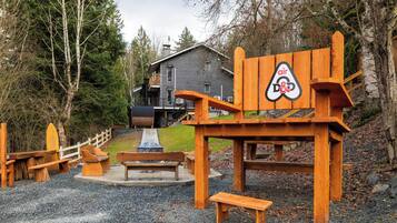Une structure en bois, sur laquelle est apposée une pancarte indiquant la présence d’un aérodrome, entourée de bancs et d’une aire de jeux.
