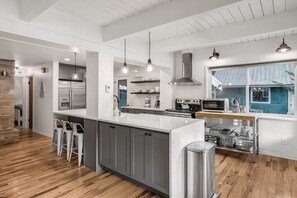 Fridge, microwave, oven, stovetop - Cascade Jewel - gorgeous, remodeled w/ expansive mountain views, hot tub, master suite (Index)