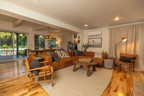 TV, streaming services - Cascade Jewel - gorgeous, remodeled w/ expansive mountain views, hot tub, master suite (Index)