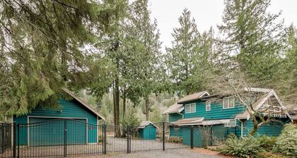 Cascade Jewel - gorgeous, remodeled w/ expansive mountain views, hot tub, master suite