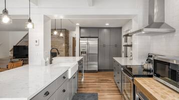 冷蔵庫、電子レンジ、オーブン、コンロ