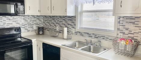 Jääkaappi, mikroaaltouuni, liesi, astianpesukone