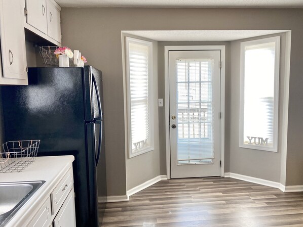 Fridge, microwave, stovetop, dishwasher