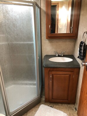 Toallas, jabón, shampoo, papel de baño 