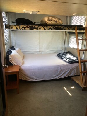 3 bedrooms, in-room safe, free WiFi, bed sheets - River access! Clean & comfy 5th wheel, located near the famous Kenai River  (Soldotna)