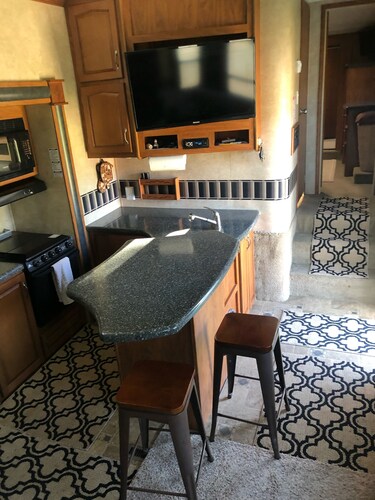 River access! Clean & comfy 5th wheel, located near the famous Kenai River 