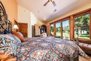 5 soverom, skrivebord, strykejern/-brett og reiseseng for barn