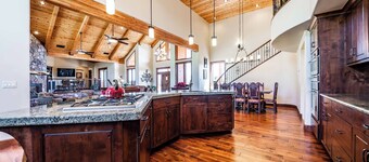"El Rancho" The Grand House with Snowbowl Vistas w/AC