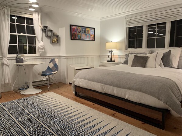 2 bedrooms, desk, WiFi