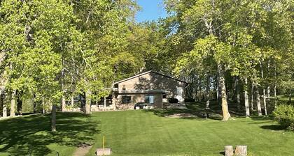 Charming Cabin on Crystal-Clear Lake Latoka!