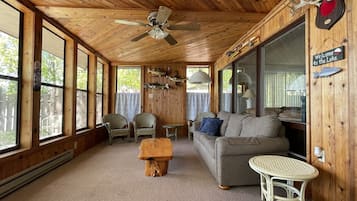 Télévision, lecteur de DVD, chaîne hi-fi