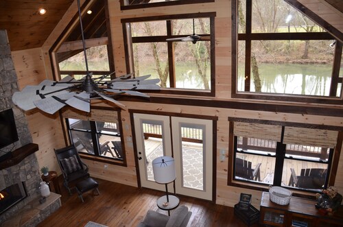 Riverfront cabin located steps from the beautiful Toccoa River w/hot tub