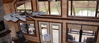 Riverfront cabin located steps from the beautiful Toccoa River w/hot tub