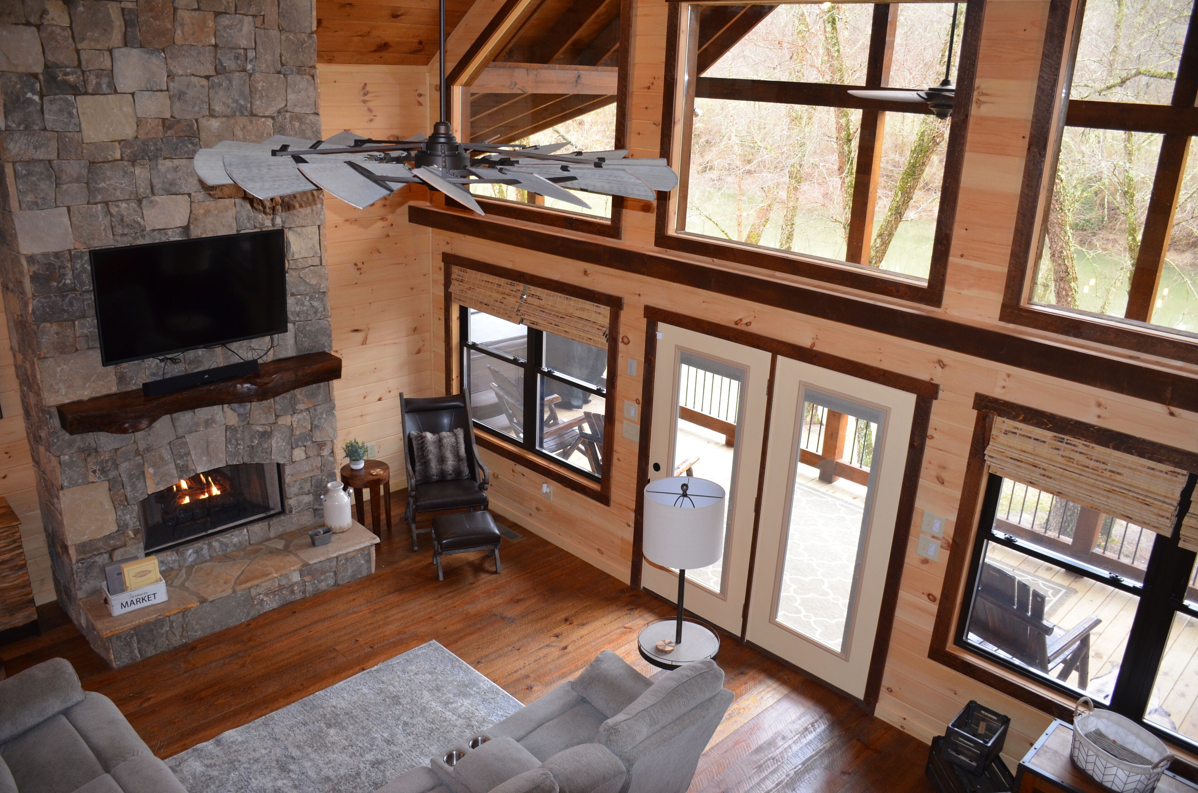 Smart TV, fireplace