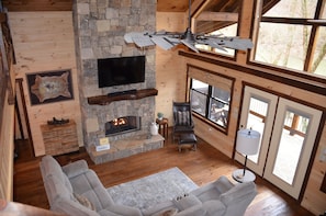 Smart TV, fireplace - Riverfront cabin on the Toccoa River w/hot tub  NO HIDDEN FEES (Mineral Bluff)
