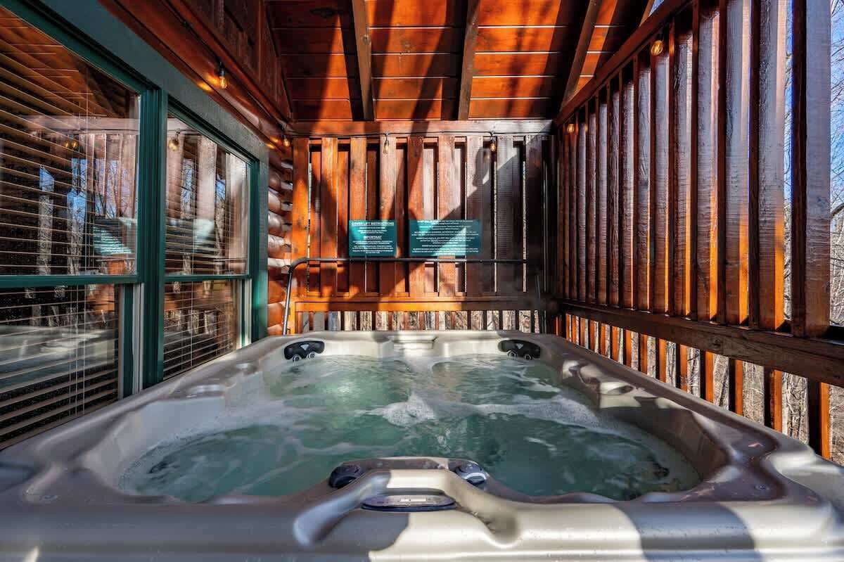 Bañera de hidromasaje al aire libre