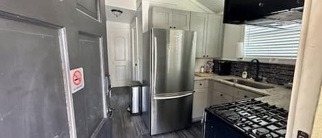 Refrigerador, microondas, horno y parrilla de estufa