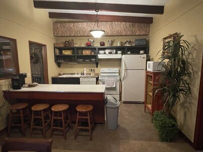 Cozy lakefront home with boat dock/slip on Lake Seminole!