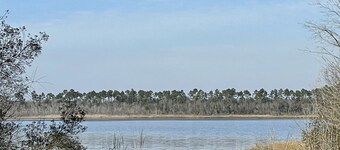 Cozy lakefront home with boat dock/slip on Lake Seminole!