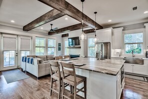 Jääkaappi, mikroaaltouuni, uuni, liesi