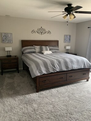 4 slaapkamers, een kluis op de kamer, een strijkplank/strijkijzer