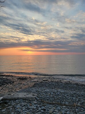 Beach nearby, beach towels - Spectacular Lake Erie Sunsets with beach access (North East)