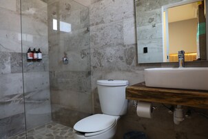 Ducha, cabezal de ducha tipo lluvia, toallas, jabón
