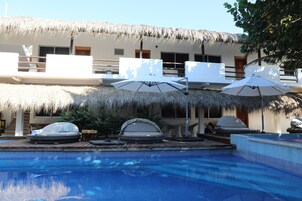 Una piscina al aire libre