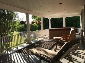 Terrace/patio - Large Lakefront Vineyard Home with Hot Tub (Auburn)