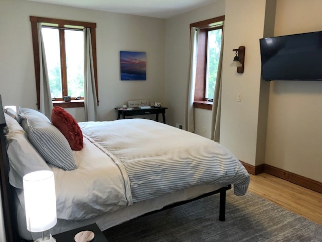 4 عدّة غرف نوم ومكواة/لوح كي وواي فاي وملاءات أسرّة