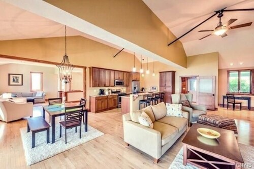 Large Lakefront Vineyard Home with Hot Tub