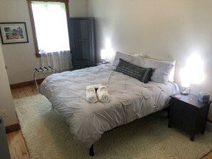 4 bedrooms, iron/ironing board, WiFi, bed sheets - Large Lakefront Vineyard Home with Hot Tub (Auburn)