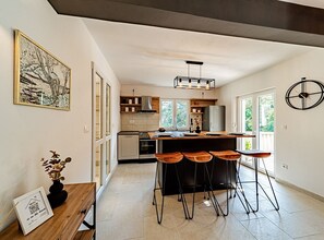 Frigorifero, forno, piano cottura, pentole/stoviglie/utensili