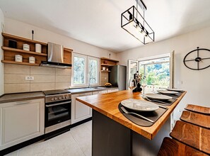 Fridge, oven, stovetop, cookware/dishes/utensils