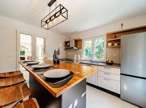 Fridge, oven, stovetop, cookware/dishes/utensils