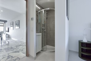 Dusche, Haartrockner, Handtücher, Seife