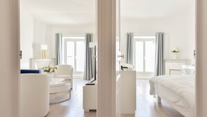 Ein modernes Hotelzimmer mit Bett, Schreibtisch und Stuhl.