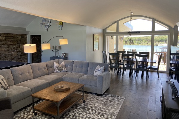 Een smart-tv, tafelvoetbal en een tafeltennistafel