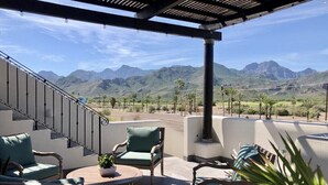 A covered outdoor seating area with a view of mountains. - Casa Canto Del Mar (Fraccionamiento Nopolo, Loreto baja cali)