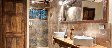 Tropical Suite With Jacuzzi | Baño | Regadera y toallas