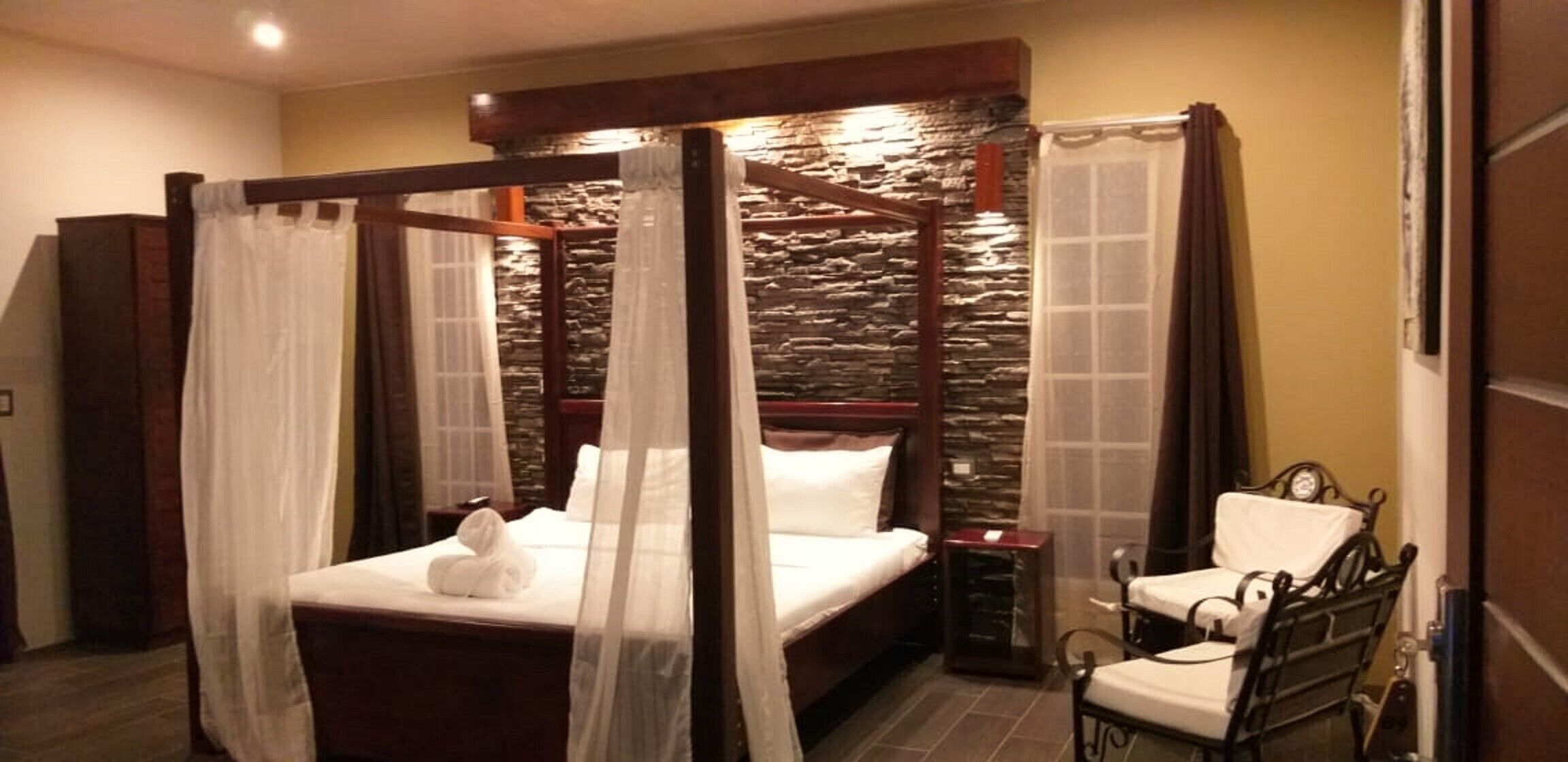 Free WiFi, bed sheets