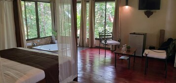 Tropical Suite With Jacuzzi | Free WiFi, bed sheets